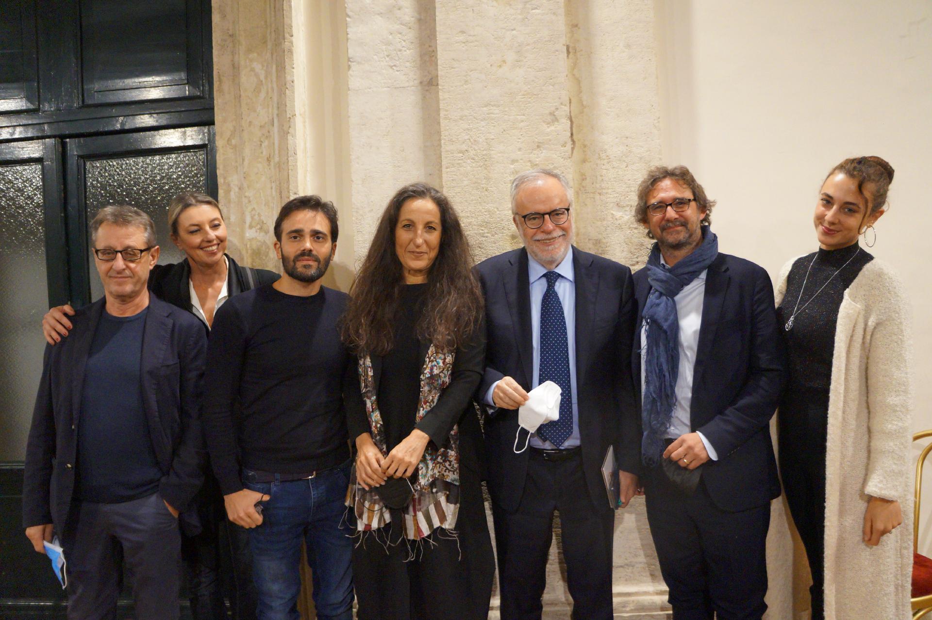 il cast del film con il Presidente della Dante Andrea Riccardi
